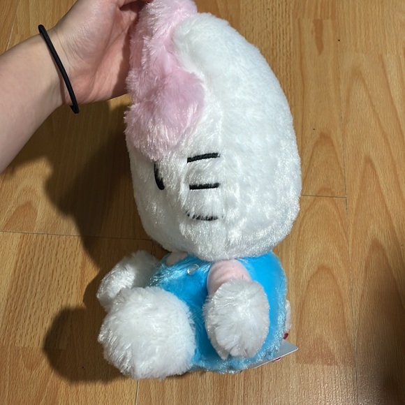 Hello Kitty Plush - Picture 3 of 5